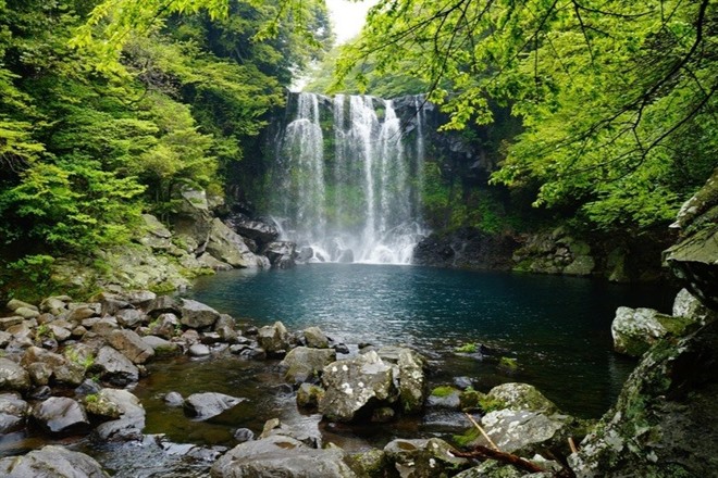 Cheonjiyeon waterfall